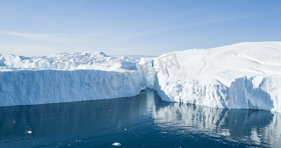 全球变暖和气候变化——格陵兰岛冰川融化形成的冰山