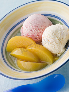 一碗桃子和冰淇淋