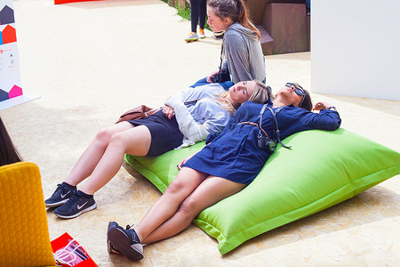 两个年轻女孩躺在蒲团上