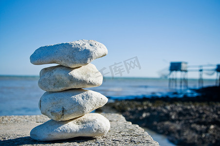 沙滩布置摄影照片_沙滩上的鹅卵石