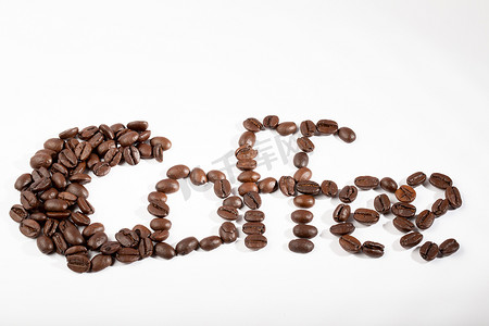 咖啡豆纹理摄影照片_白色背景中用咖啡豆写的咖啡这个词