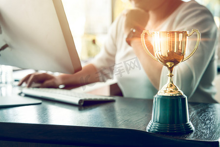 商务人士因成功的商业辛勤工作理念而获得金杯奖，以奖励获奖者或冠军。