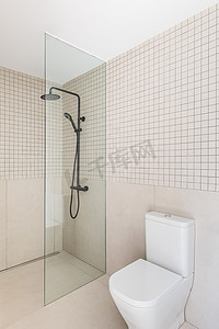 浴室玻璃摄影照片_带淋浴区、雨淋头、手持花洒和玻璃隔断的现代简约浴室。