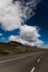 鲜艳风景摄影照片_冰岛风景优美的道路，色彩鲜艳的生动主题