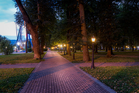 夜间公园摄影照片_一个夜间公园，灯笼点亮，铺着石头，树木，瀑布