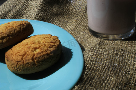 盘子里的饼干和一杯酸奶