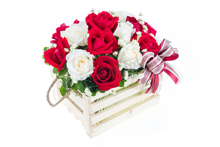 木制篮子里的红白玫瑰，上面有漂亮的丝带，gif