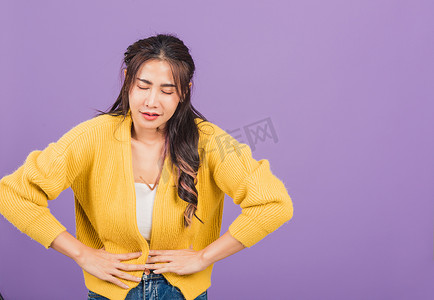 女性痛经摄影照片_遭受胃痛的女性腹痛