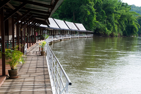 泰国桂河上的漂浮酒店