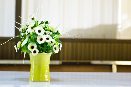 在一个花瓶的美丽的花在木桌上