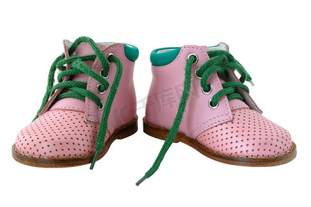 粉色皮革婴儿靴。