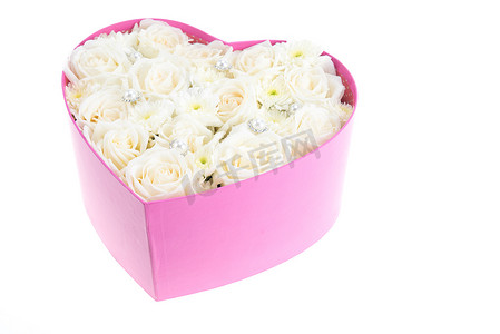 白玫瑰、珍珠和钻石装在心形盒子里