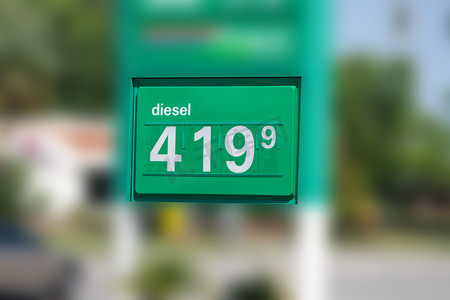 油价次图摄影照片_令人大跌眼镜的柴油燃料气价格标志