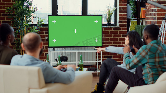 一群人使用绿屏模板玩电子游戏