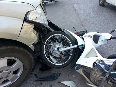 皮卡车与摩托车相撞事故
