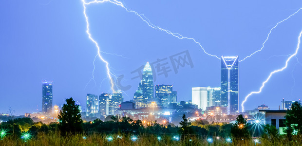 雷暴摄影照片_雷暴闪电袭击夏洛特城市天际线