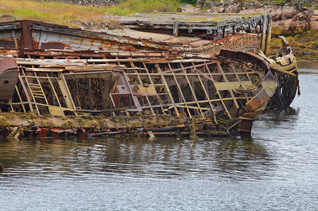 一艘古船坠毁后的骨架