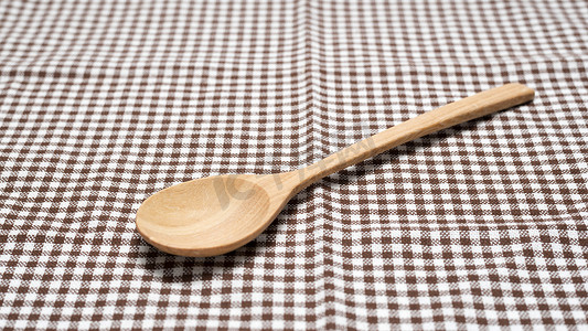 用勺子把木头放在厨房毛巾上