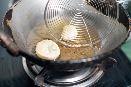 北印度街头小吃 gol gappe pani puri 或 puchke 的照片是用热油从面团中油炸而成的圆形空心金球