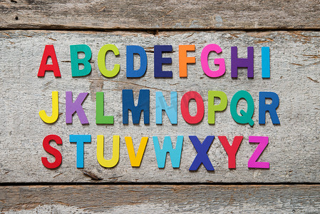 英文艺术字摄影照片_五颜六色的木制英文字母集