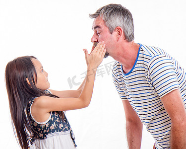 淘气的女儿打爸爸耳光