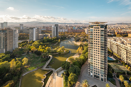 在阳光明媚的夏日，西班牙城市巴塞罗那和水道的 Diagonal Mar 住宅区的美丽全景鸟瞰图。
