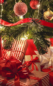 英语活动摄影照片_圣诞礼物和节日礼物、装饰圣诞树下的经典圣诞礼盒、节日快乐和节礼日庆祝活动