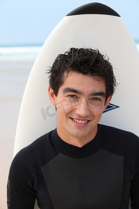 海滩2024摄影照片_有他的委员会的年轻男性冲浪者