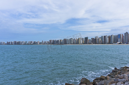福塔雷萨，在海滩旁边的现代城市天际线，巴西，南美洲
