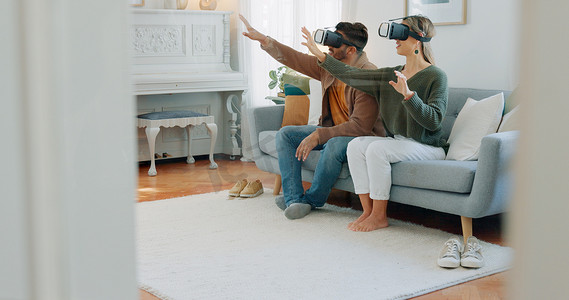 VR 游戏玩家情侣、元宇宙或未来科技在客厅沙发上玩网络游戏、3D 游戏或未来 ai 媒体。