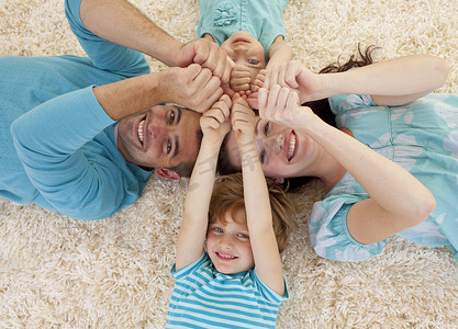 幸福的家庭在地板上，头和手在一起