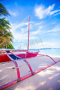 红船摄影照片_菲律宾长滩岛白色沙滩上的菲律宾红船