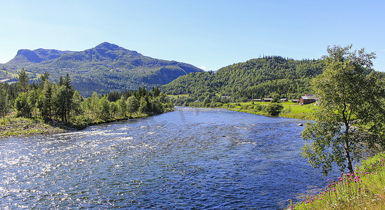 流动美丽的河湖 Hemsila 与山全景，Hemsedal，挪威。