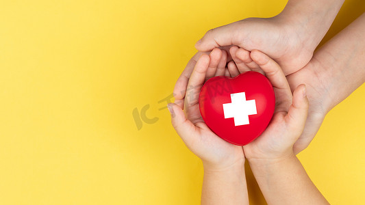 世界红十字日，成人和儿童手捧红心，他