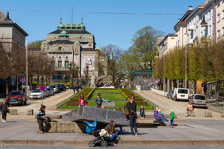 挪威卑尔根的 Ole Bull Plass 街和公园景观