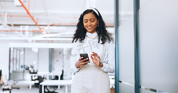 办公室、电话和商务女性在工作场所的移动应用程序上行走打字、在线和微笑。