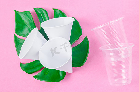 塑料水杯摄影照片_一次性纸锥水杯和带gre的塑料水杯