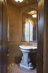门石摄影照片_透过木门可以看到浴室里的石洗脸台