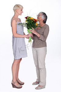 给年长女士送花的年轻女人