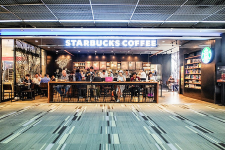 曼谷-2016 年 9 月 7 日：2 号航站楼内的星巴克咖啡