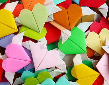 一堆折纸五颜六色的心