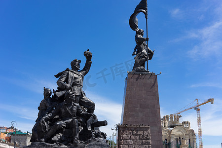 蓝天映衬下的红军纪念碑。