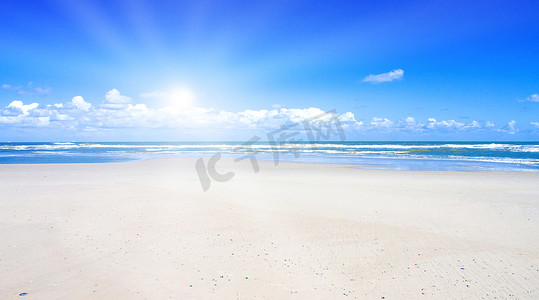 日照阳光海岸摄影照片_阳光下美丽的海滩