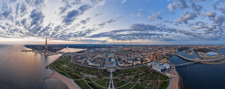 俄罗斯，圣彼得堡，2020 年 5 月 6 日：日落时欧洲最高摩天大楼拉赫塔中心、300 周年纪念公园和俄罗斯天然气工业股份公司竞技场的空中全景图像，夜间照明