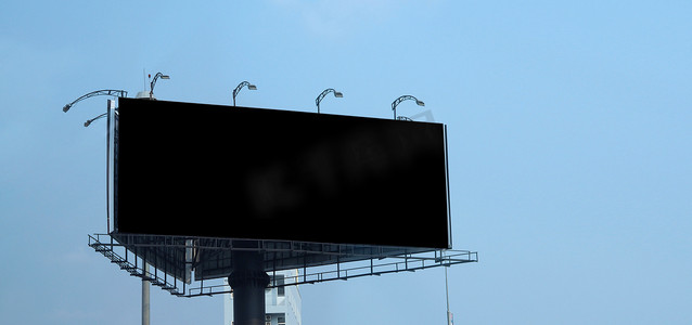 商业蓝色海报摄影照片_户外广告的大尺寸空白广告牌。