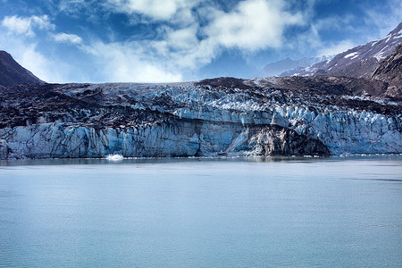 阿拉斯加冰川入水与全球变暖和气候变化融化冰川概念