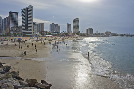 福塔摄影照片_福塔雷萨，在海滩旁边的现代城市天际线，巴西，南美洲