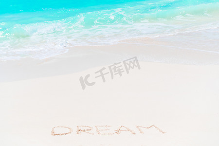 Word Dream 在沙滩上手写，绿松石水