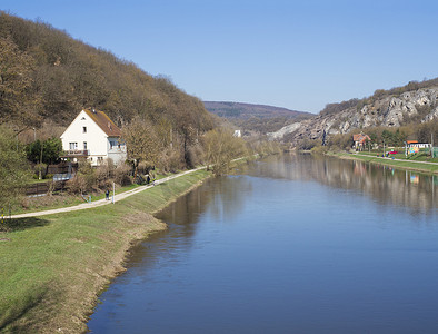 在春天阳光明媚的日子，蓝天，从波西米亚中部地区 Srbsko 村的步行桥欣赏 Berounka 河
