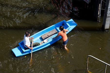 老人划船帮助洪水灾民女